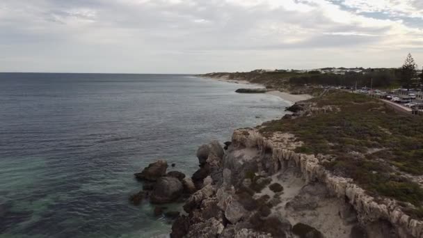 Aumento Aereo Girato Sopra Costa Rocciosa Burns Beach Perth Australia — Video Stock
