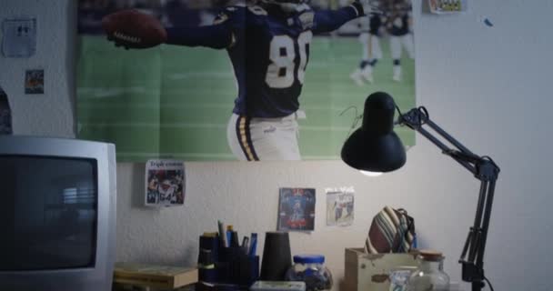 Натисніть Плакат Героїчного Американського Футбольного Спортсмена Стіні Підлітковій Кімнаті — стокове відео