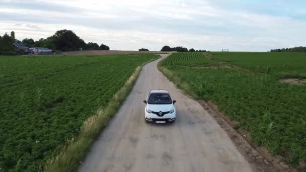 Carro Branco Dirigindo Meio Estrada Terra — Vídeo de Stock