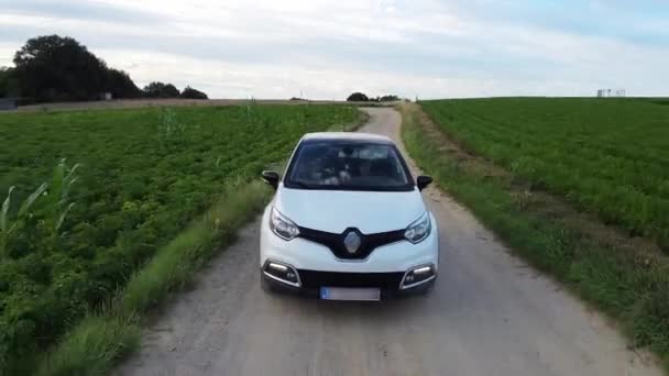 Carro Branco Dirigindo Meio Estrada Terra Scherpenheuvel Bélgica — Vídeo de Stock