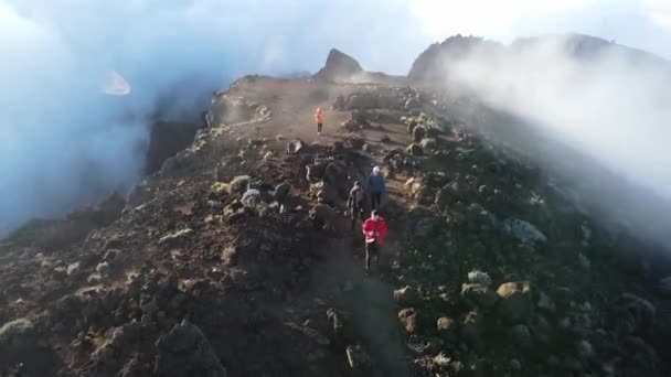 Drone Footage People Walking Summit Piton Des Neiges Reunion Island — Vídeo de Stock