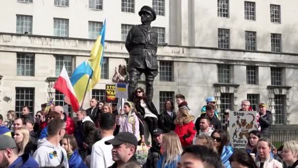 Partidarios Pro Ucrania Con Banderas Pancartas Frente Una Estatua Del — Vídeos de Stock