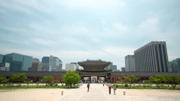 Heungnyemun Tor Des Gyeongbokgung Palastes Vor Blauem Himmel Mit Wolkenkratzern — Stockvideo