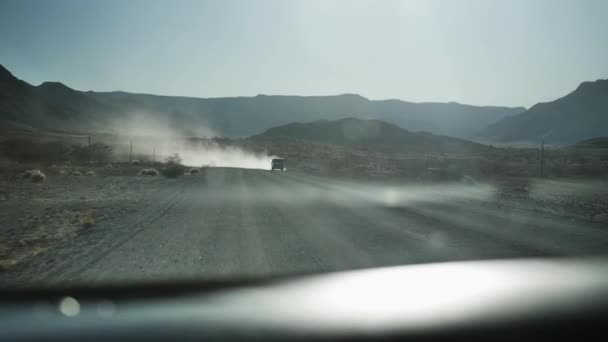 Very Dusty Road Desert Gravel Road Empty Only One Car — Vídeo de Stock