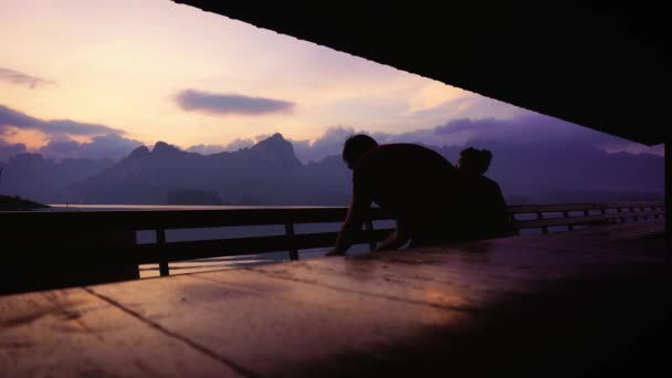 Silhouette Male Walking Partner Waiting Sunrise Overlooking Cheow Lan Lake — Video Stock