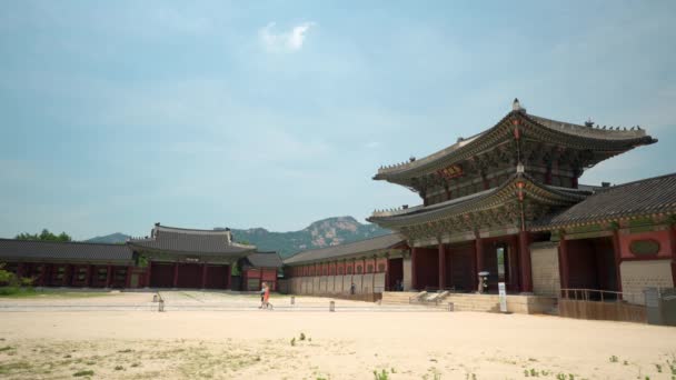 Few People Visiting Geunjeongmun Gate Gyeongbokgung Palace Perspective View Blue — Stok video