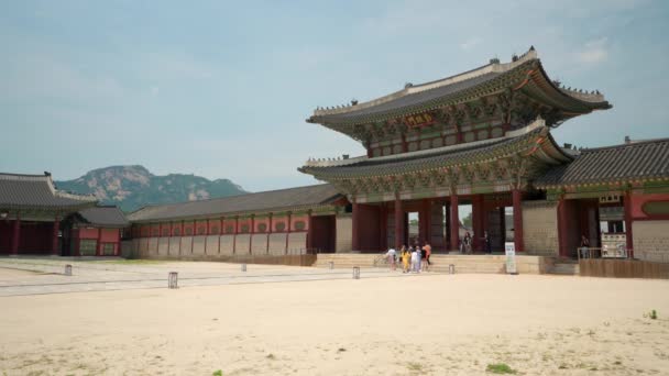 Touristen Betreten Das Geunjeongmun Tor Gyeongbokgung Palast Perspektivischer Blick — Stockvideo