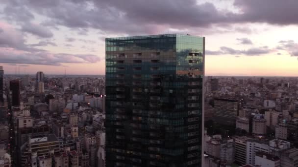 Dynamic Aerial Footage Skyscraper Reflective Glass Windows Middle City Buenos — Stok video
