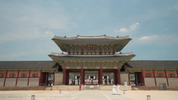 Girls Hanbok Dresses Enjoy Visiting Geunjeongmun Gate Gyeongbokgung Palace Clear — Stockvideo