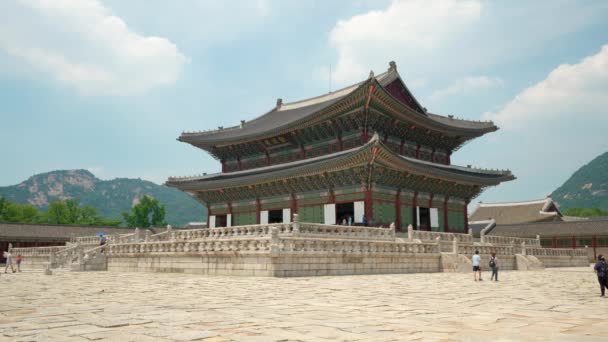 Back View Unrecognizable Tourists Entering Gyeongbokgung Palace Fluffy Clouds Mountains — Stockvideo