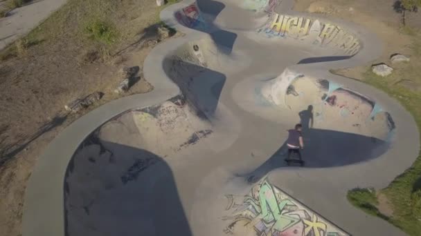 Aerial View Close Skateboarders While Skating Concrete Skate Park Huge — Video Stock