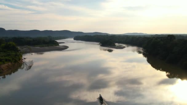 Маленькая Лодка Плывущая Вверх Спокойной Реке Амазонке Совершенно Спокойный День — стоковое видео