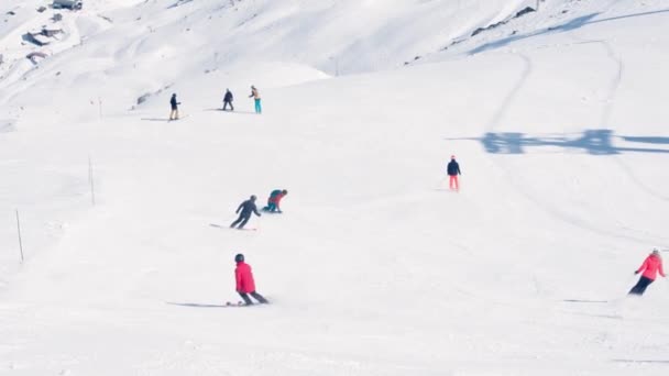 People Skiing Black Run Les Menuires — Stockvideo
