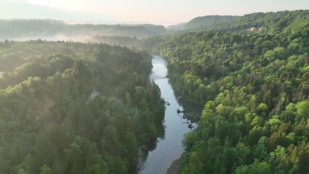 Volare Sul Fiume Primavera Con Villaggio Montagne Sullo Sfondo — Video Stock