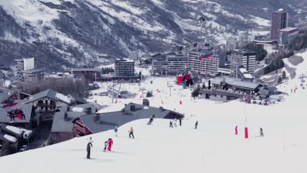 People Skiing Center Les Menuires — Stockvideo