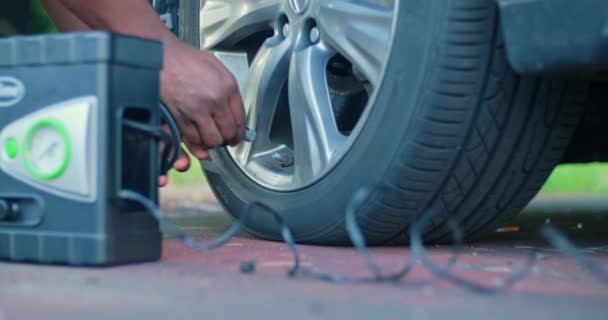 Africano Americano Poniendo Boquilla Presión Aire Bomba Eléctrica Neumático Semi — Vídeos de Stock