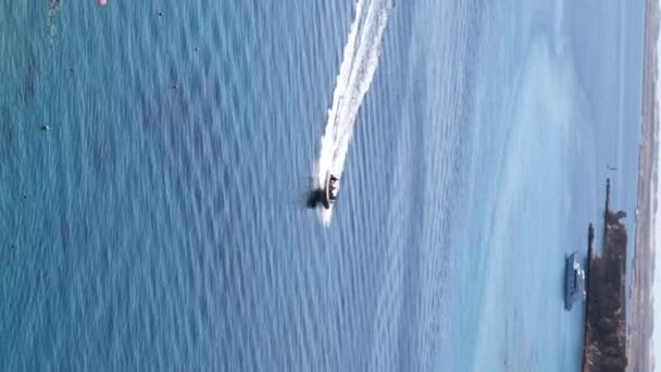 Lancha Llena Gente Cruzando Mar Con Rocas Fondo — Vídeos de Stock