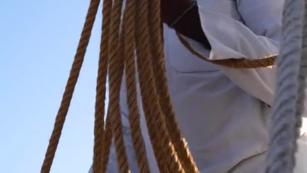 Détail Homme Traditionnellement Habillé Préparant Des Cordes Pour Une Promenade — Video
