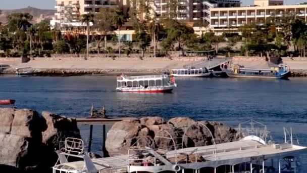 Традиційний Човен Пробирається Через Річку Ніл Будинком Фасаді Скелями Передньому — стокове відео