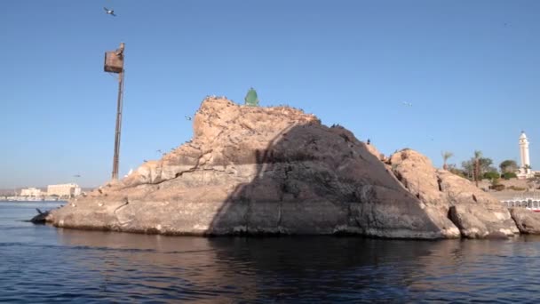 Weite Sicht Auf Den Schatten Einer Felucca Auf Einem Felsen — Stockvideo