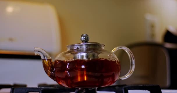 Tight Shot Transparent Glass Tea Pot Boiling Hot Tea White — Vídeo de stock