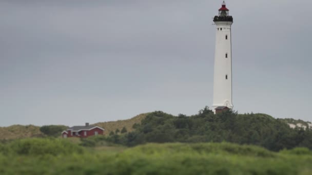 Lyngvig Lighthouse Scenic Setting Slow Motion Pan Follow — стоковое видео