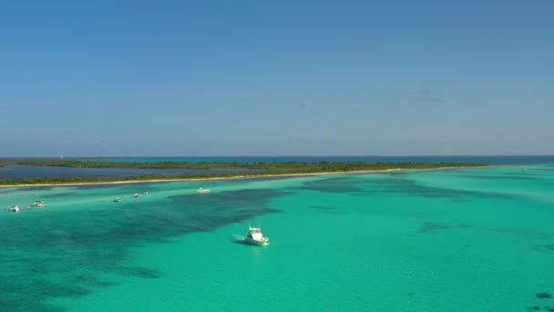 Lanzamiento Aéreo Yate Lujo Blanco Navegando Aguas Turquesas Largo Región — Vídeos de Stock