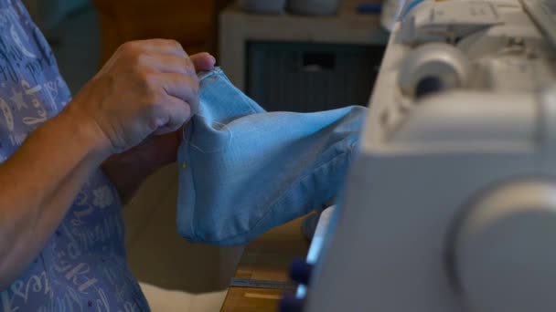 Seamstress Threads Needle Garment Next Her Sewing Machine — стоковое видео