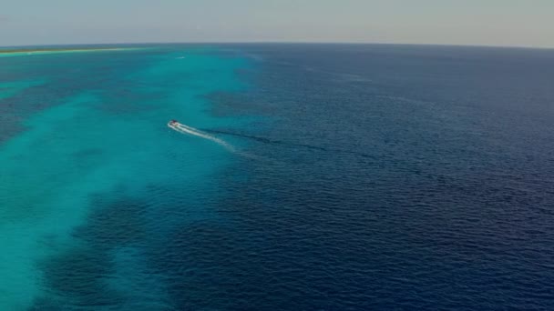 Aerial Drone Rotating Shot Tourists Motor Boats Cruising Out Deep — Stock videók