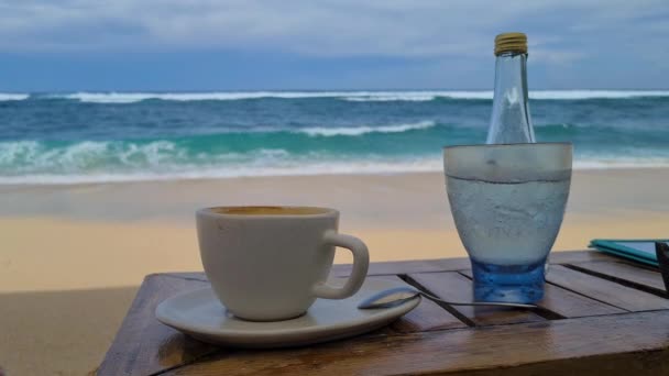 Chilling Tropical Beach Front Sea Waves Cup Coffee Drinking Water — Αρχείο Βίντεο