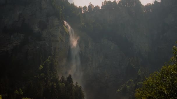 Oltschibach Waterfall Tilt Shot Sunny Summer Day Switzerland — стоковое видео