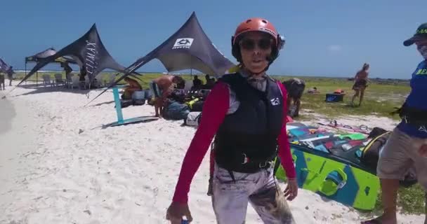 Woman Kitesurf Instructor Using Headsets Teach White Sand Beach Los — Wideo stockowe