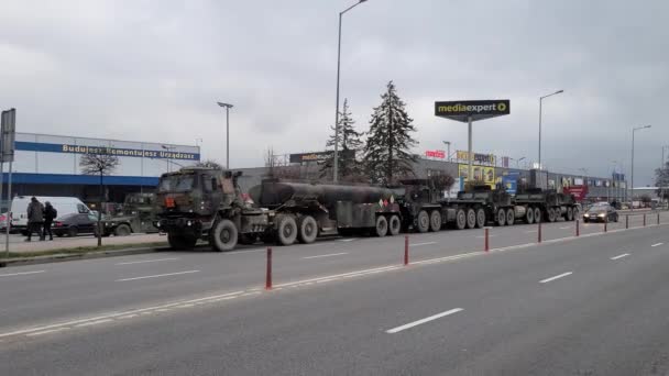 Flera Militära Hemtt Utrustning Lastbilar Parkerade Vägen — Stockvideo