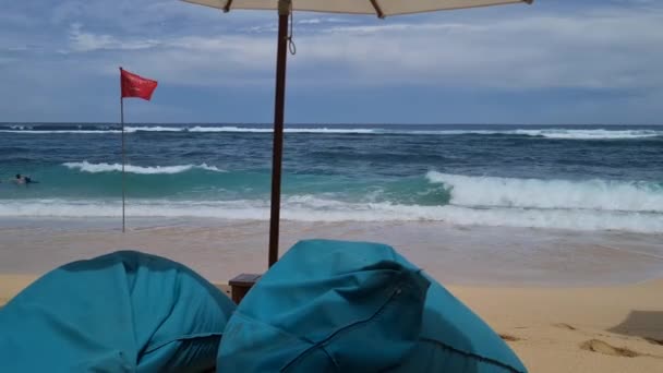 Bean Bags Sandy Beach Front Tropical Sea Chilling Bali Island — ストック動画