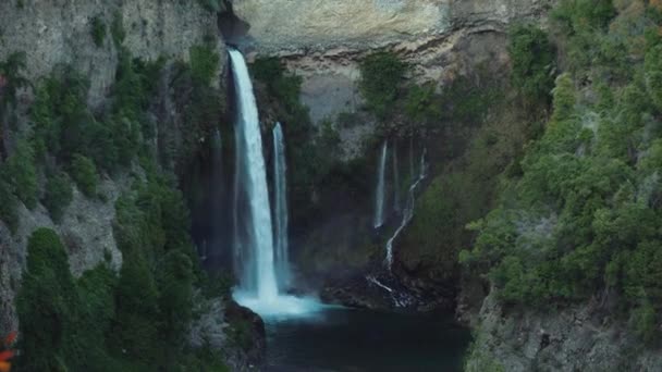 Establishing Shot Bride Veil Cascade National Park Chile Daytime — Stockvideo