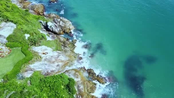 Drone Footage Small Beach Slow Downward Camera Movement — Wideo stockowe