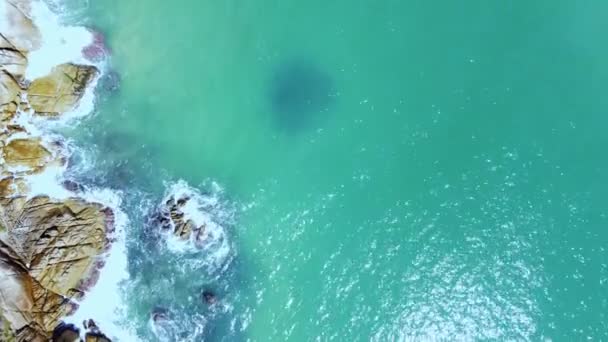 Aerial Top View Ocean Waves Reaching Beach Shore Drone Footage — Wideo stockowe