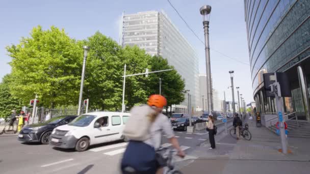 People Bikes Electric Scooters Foot European Quarter Brussels Belgium — Vídeo de Stock