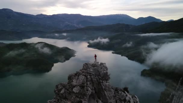 Man Standing Edge Rock Lake Bovilla Background Surrounding Mountains Albania — Vídeo de Stock