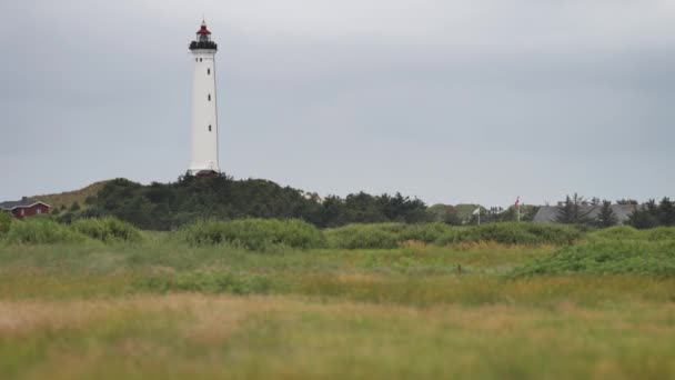 Lyngvig Lighthouse Scenic Island Setting Slow Motion Pan Follow — Αρχείο Βίντεο