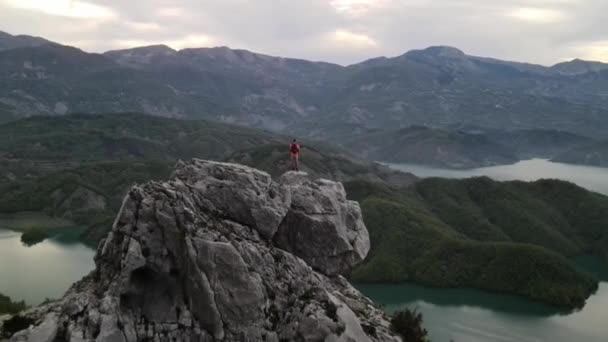 Man Standing Edge Cliffs Albania Lake Bovilla Background — Stock video