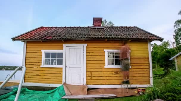 Timelapse Shot Workers Cap Polishing Wall Planks Cabin Lake Throughout — Vídeo de Stock