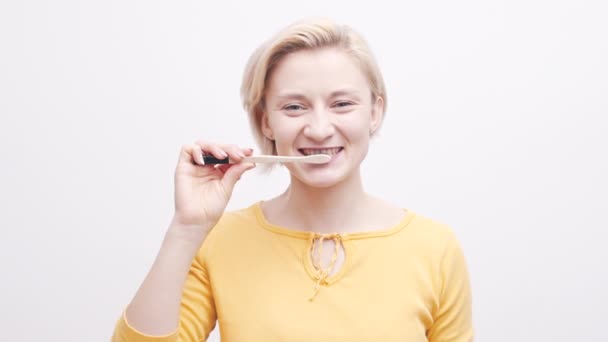 Young Blond Woman Brushing Her Teeth Recyclable Wooden Toothbrush Oral — Stockvideo