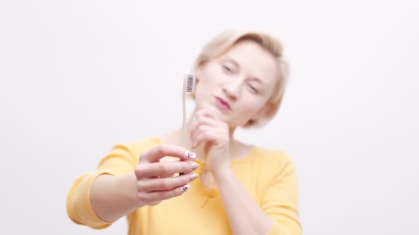 Woman Holds Eco Natural Bamboo Toothbrush Sustainable Lifestyle Concept Zero — Vídeo de Stock