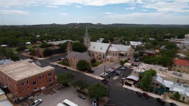 Aerial Footage Famous German Town Fredericksburg Texas Camera Approaches Holy — Stock video