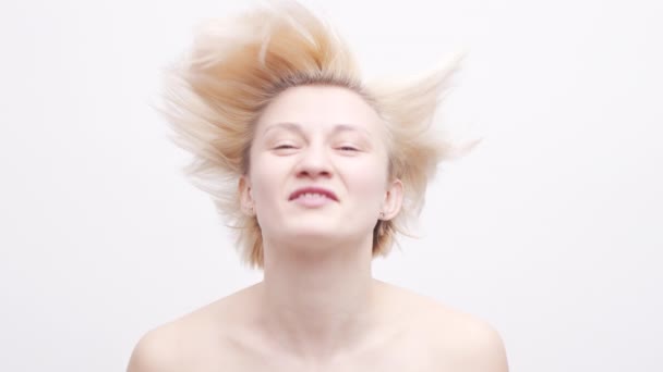 Πορτρέτο Της Νεαρής Γυναίκας Σηκώνοντας Κεφάλι Της Μαλλιά Που Πετούν — Αρχείο Βίντεο