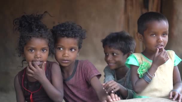 Niños Pequeños Fuera Casa Con Caras Sonrientes Karnataka Medida Rural — Vídeos de Stock