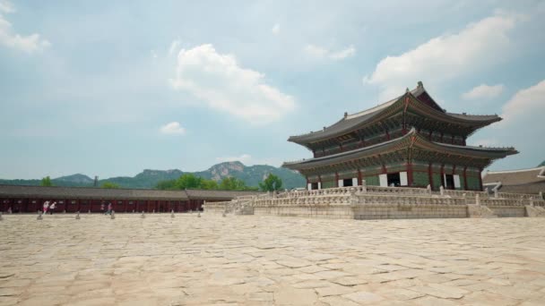 Gyeongbokgung Palace Solig Sommardag Med Turister Sightseeing Runt — Stockvideo