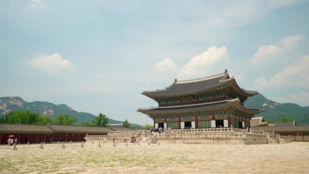 Gyeongbokgung Palace Main Building Structure Bukhansan Mountains Floating White Clouds — Vídeo de Stock