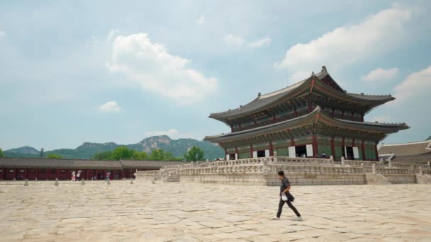 Güneşli Bir Günde Gyeongbokgung Sarayı Nda Gezinen Turist Videosu — Stok video